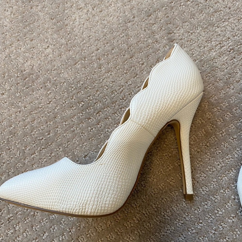 NEVER WORN justfab white pumps